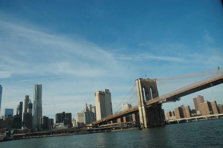 A view of the brooklyn bridge from the downtown circle line