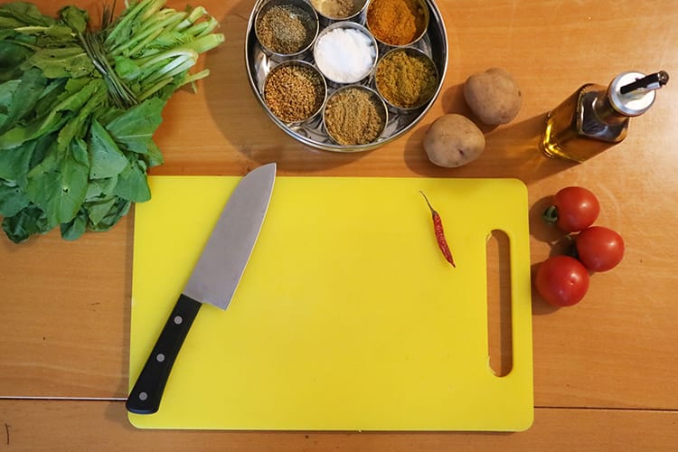 The ingredients required to make the aloo saag recipe