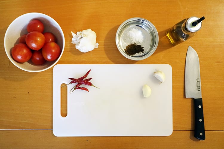The ingredients needed to make tomato achar at home
