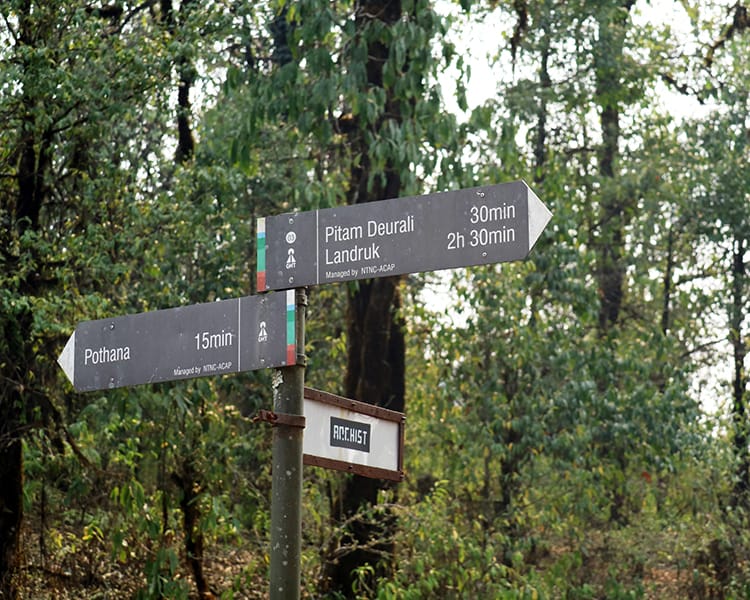 a sign pointing towards Pittam Deuarli along the trekking route