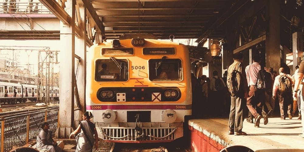 A train arrive in Bombay