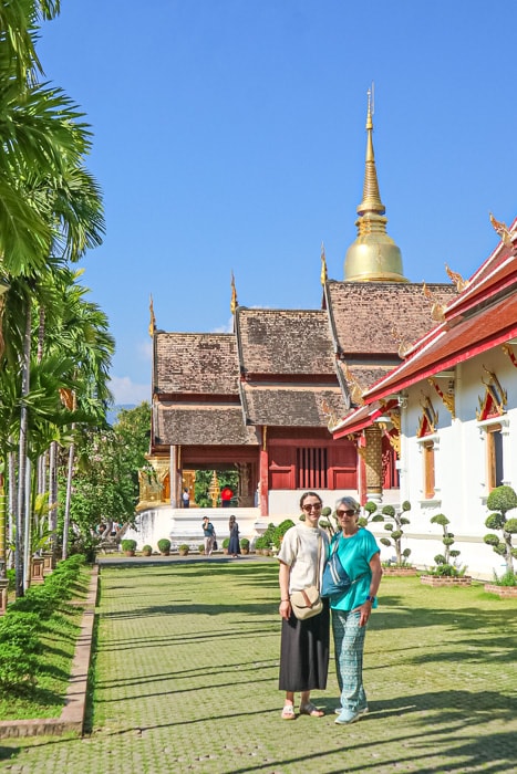 Michelle Della Giovanna and her mom stand in front of a temple in Chiang Mai, Thailand